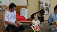 インタビューを受けているお誕生児