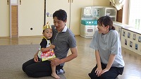 インタビューを受けているお誕生児