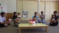 ケーキに飾りつけをしているお誕生児