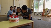 ケーキに飾りつけをしているお誕生児