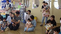 アンパンマンシアターを楽しんでいる子どもたち