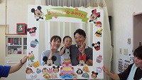 親子で記念撮影をしている誕生児