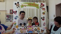 親子で記念撮影をしている誕生児