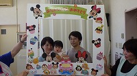 親子で記念撮影をしている誕生児