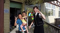 お兄さん、男の子、お母さんの笑顔