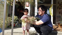 笹飾りをする女の子とお父さん
