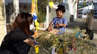 笹飾りをする、お母さんと男の子