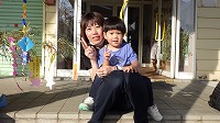 笹飾りの前で笑顔のお母さんと男の子