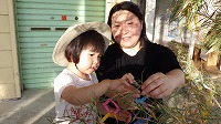 笹飾りをするお母さんと女の子