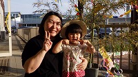笹飾りの前で笑顔のお母さんと女の子