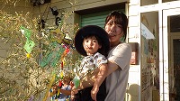 笹飾りの前で笑顔の男の子とお母さん