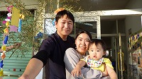 笹飾りの前で笑顔のお父さんとお母さんと男の子