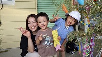 笹飾りの前で笑顔のお母さんと男の子とお姉さん