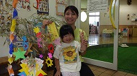 笹飾りの前で笑顔の女の子とお母さん
