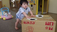 箱を押している女の子
