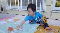 水遊びをしている女の子