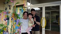 笹飾りの前で笑顔のお母さんと男の子とお父さん