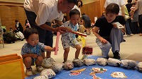 遊びのコーナーで楽しんでいる親子