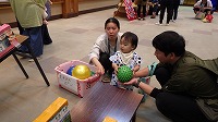 遊びのコーナーで楽しんでいる親子