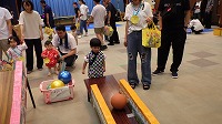 遊びのコーナーで楽しんでいる親子