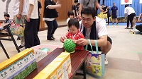 遊びのコーナーで楽しんでいる親子