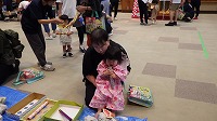 遊びのコーナーで楽しんでいる親子