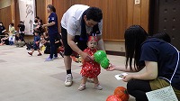 親子ゲームを楽しんでいる親子