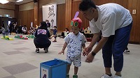 親子ゲームを楽しんでいる親子