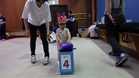 親子ゲームを楽しんでいる親子