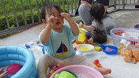 水遊びをしている男の子
