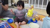 水遊びをしている女の子
