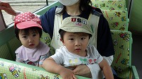 バスに乗っている子ども達