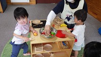 木のおもちゃで遊んでいる子ども達