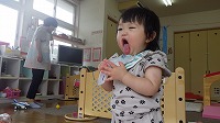 冷たさを感じる女の子