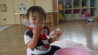 冷たさを感じる男の子