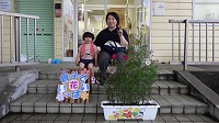 花の前でお母さんと女の子
