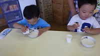 フルーチェを作る子ども達