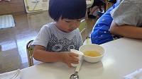 牛乳を入れる男の子