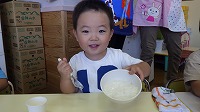 フルーチェを見せる男の子