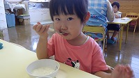 フルーチェを食べる女の子