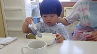 フルーチェを食べる男の子