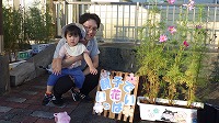 花の前でと父さんの女の子
