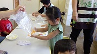 アイス作りをしている女の子
