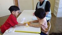 アイス作りをしている子どもたち