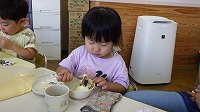 アイスを食べている女の子