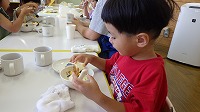 アイスを食べている男の子