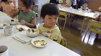 アイスを食べている男の子