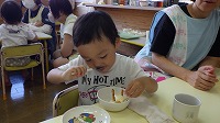 アイスを食べている男の子