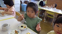 アイスを食べている女の子