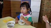 アイスを食べている女の子